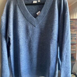 GAP Women’s Classic Blue V-Neck Sweater